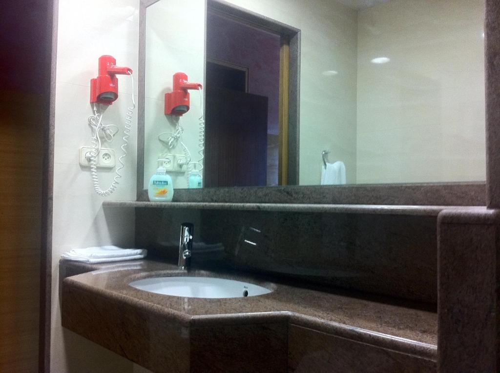 Hotel Ric Sabadell Quarto foto